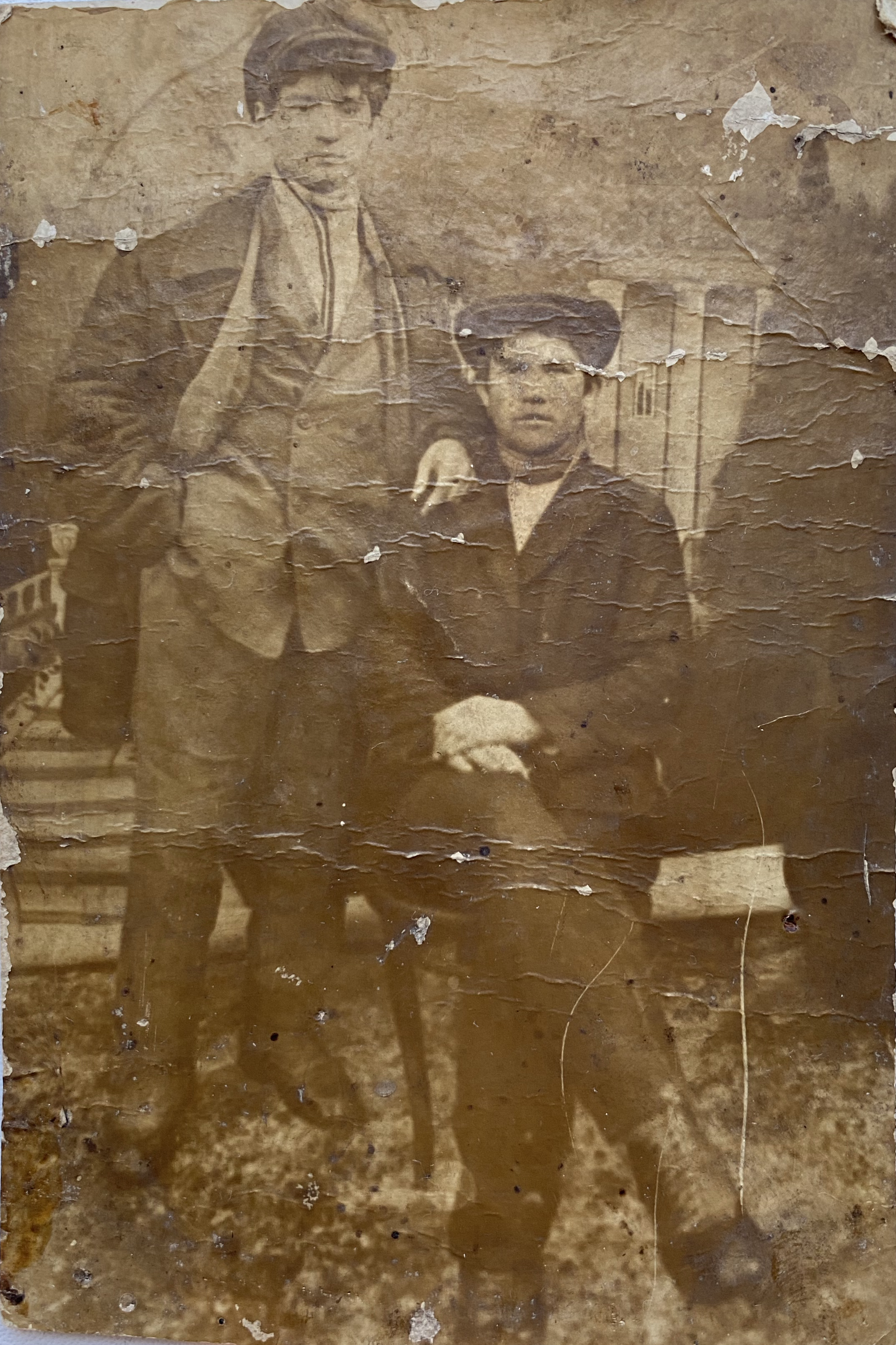 Николай Неганов (слева) и его брат Михаил. Дата и место снимка неизвестны. Семейный архив составителя.